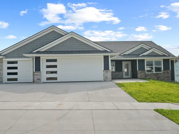 928 Red Oak St, Manchester, IA 52057