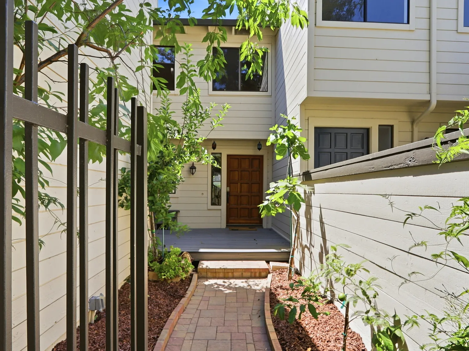 4 bed, 2.5 bath, 2302 sqft, $6,800 — Photo 2