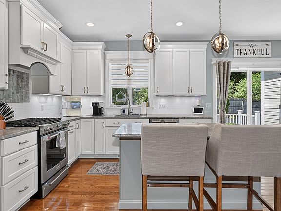 4th image of 10 Sterling Ct