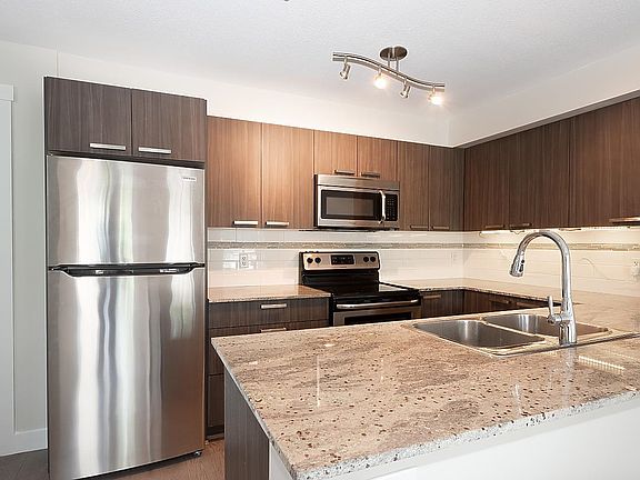 4th image of 13883 Laurel Dr #303