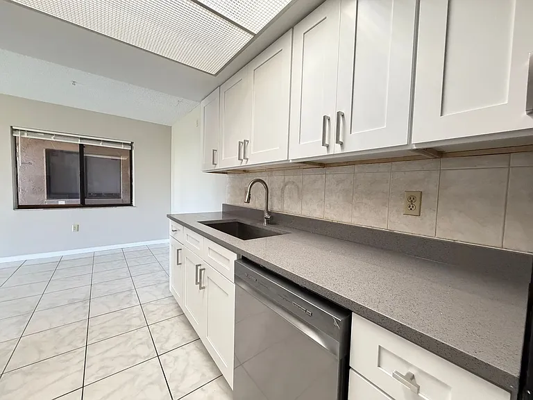 5175 Vineland Rd — Photo 9