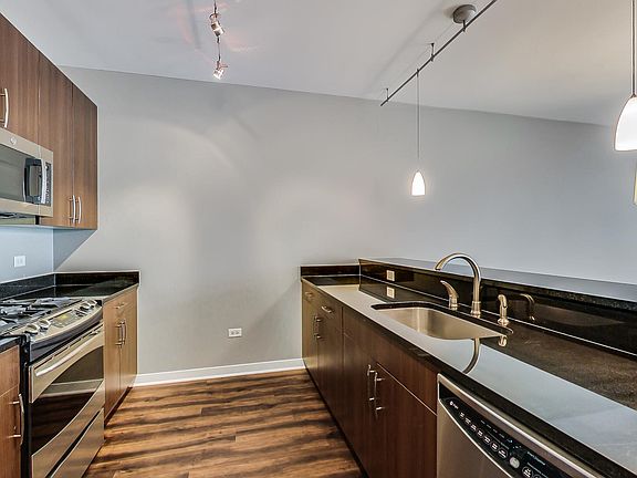4th image of 757 N Orleans St #905