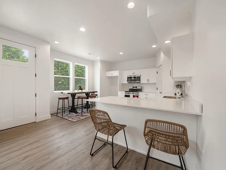 737 S Harrison Dr — Photo 11