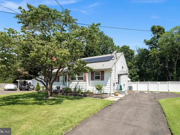 3 Heights Ter, Hamilton, NJ 08620