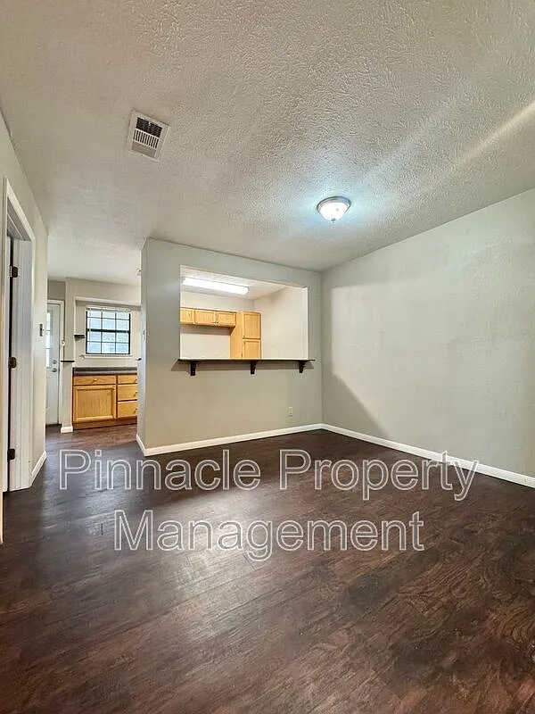 3 bed, 2.0 bath, 1249 sqft, $1,375 — Photo 4
