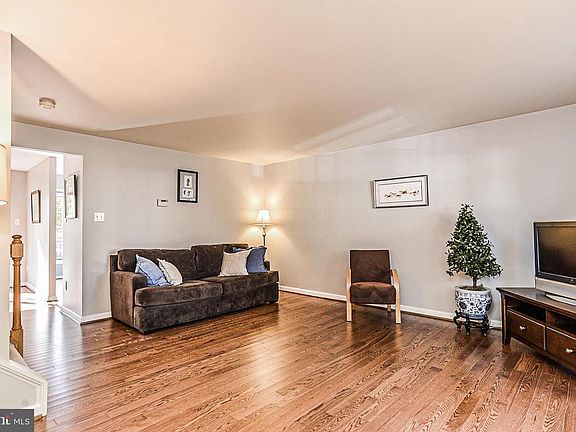 4th image of 9033 White Rose Ln