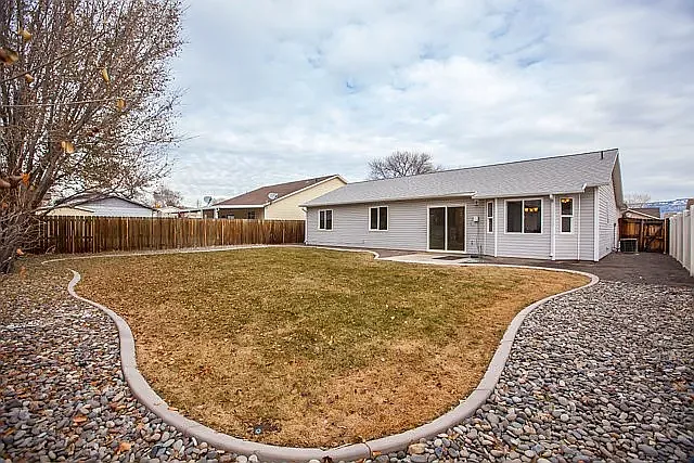 4 bed, 1382 sqft, $2,300 — Photo 3
