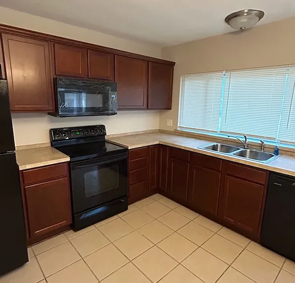 20202 Hunt Club Dr — Photo 1