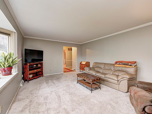 5th image of 645 Masten St