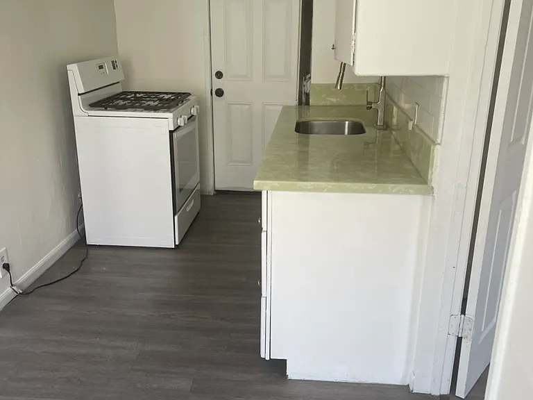 1812 S Curson Ave — Photo 2