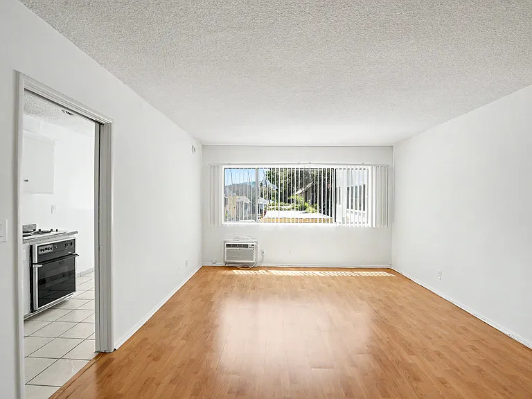 Hollywood Apartments — Photo 34