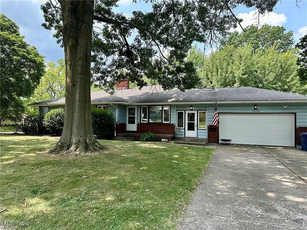 1004 N Bentley Ave photo 1