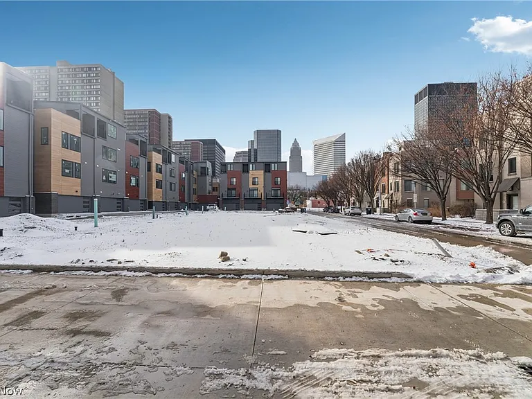 1440 E 15th St — Photo 35
