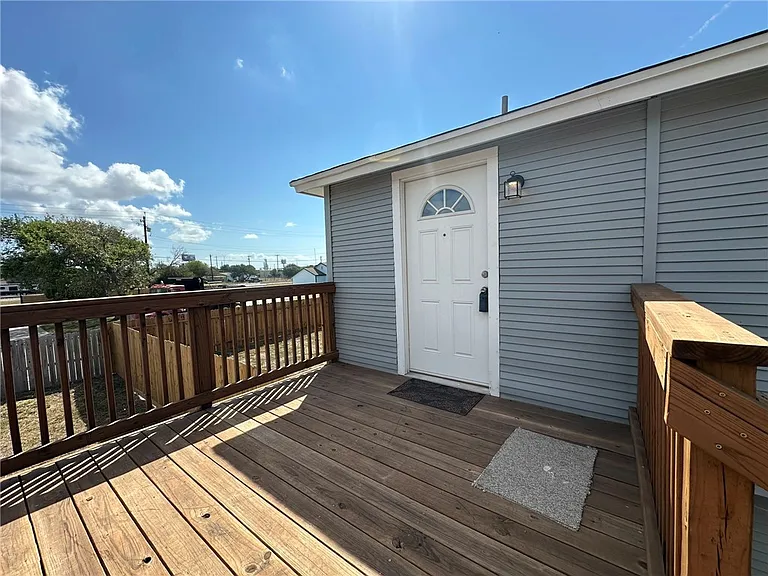 201 Volpe Cir — Photo 2