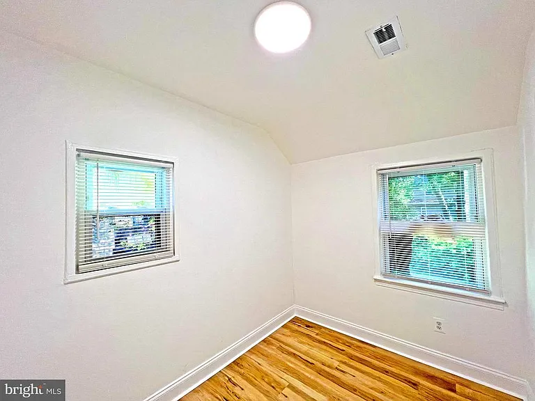 7009 Hawthorne St — Photo 10