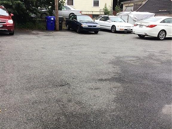 3rd image of 869 Lonsdale Ave