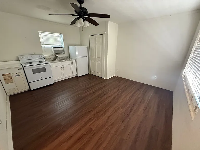 216 Orangeview Ln — Photo 1