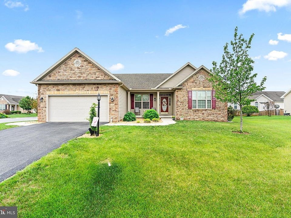 1st image of 122 Balmoral Ln