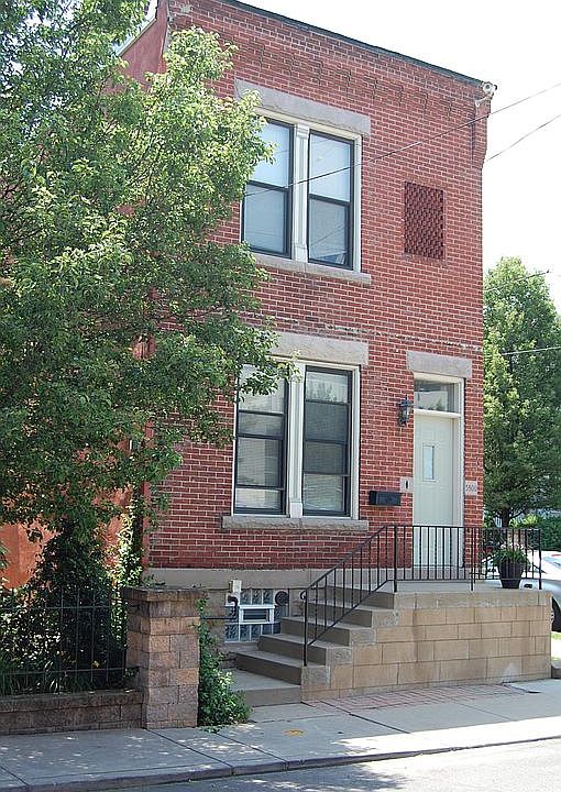 Row house / End unit, no neighbors on either side