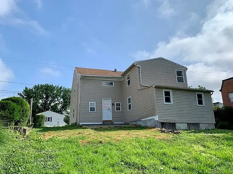 601 W Market St — Photo 2