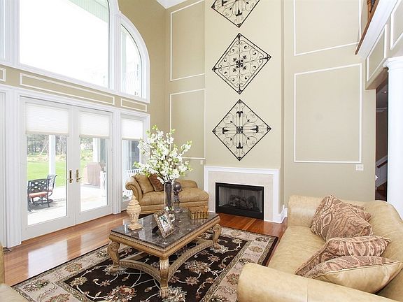 4th image of 8 Dogwood Dr