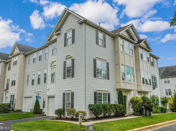 2529 Logan Wood Dr, Herndon, VA 20171