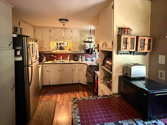 5th image of 441 Pine Hill Cir