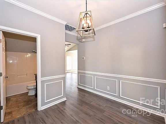 3rd image of 1729 Heathland Dr