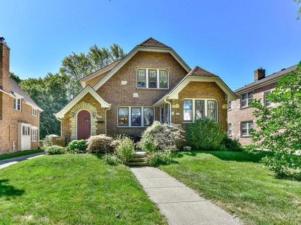 5927 W Wisconsin Ave, Wauwatosa, WI 53213