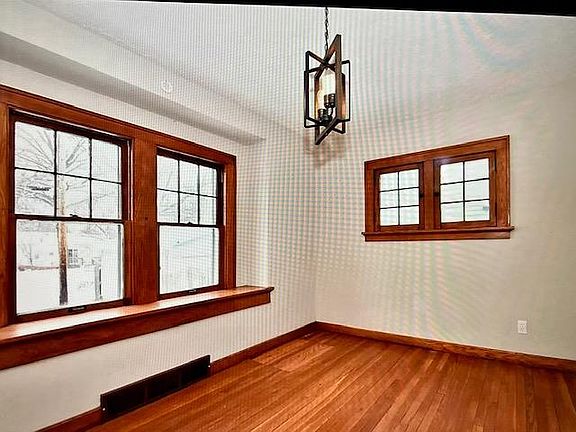 4th image of 317 Roosevelt Ave