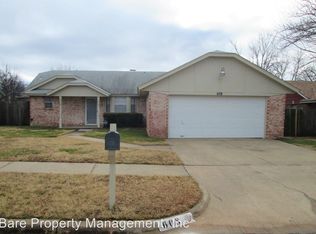 608 SW 24th St, Moore, OK 73160