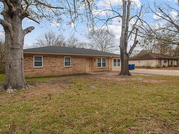3rd image of 302 Shady Ln