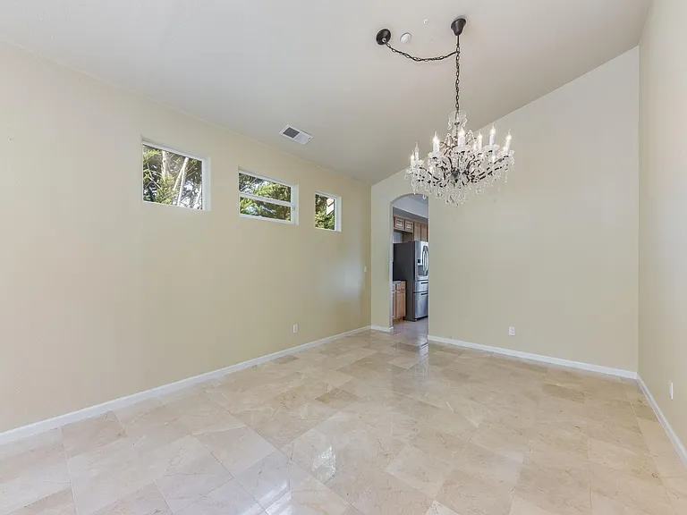 386 Goodwin Dr — Photo 5