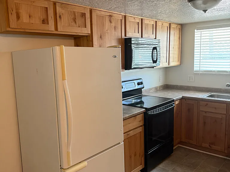 6478 S 2200 W — Photo 3