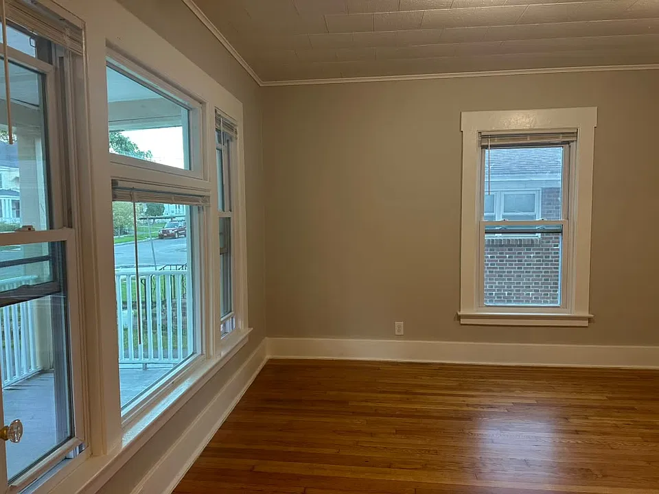 205-207 Roosevelt Ave #1