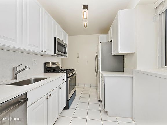 5th image of 200 E 66th St APT E901