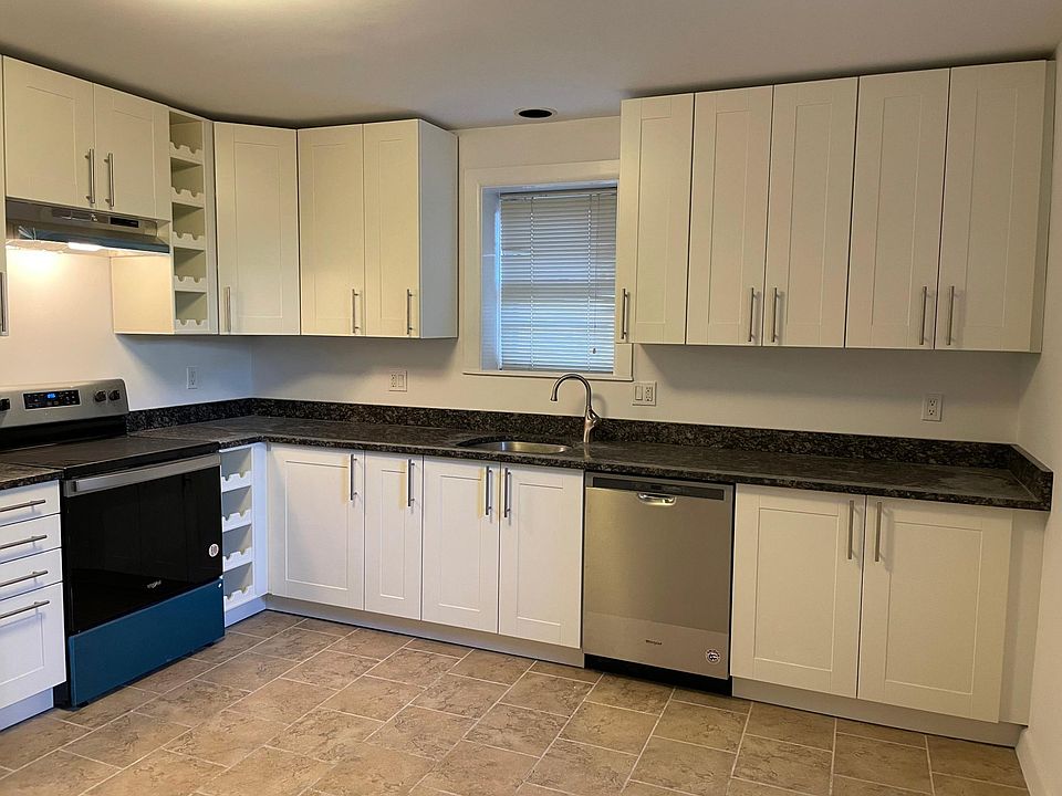 Newly Renovated Eat-in Kitchen