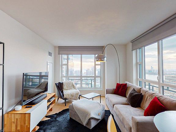 3rd image of 500 W 30th St Penthouse 3C