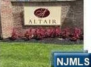 277 Cory Ln, Elmwood Park, NJ 07407