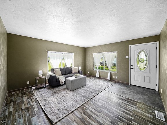 5th image of 207 Maplewood Dr