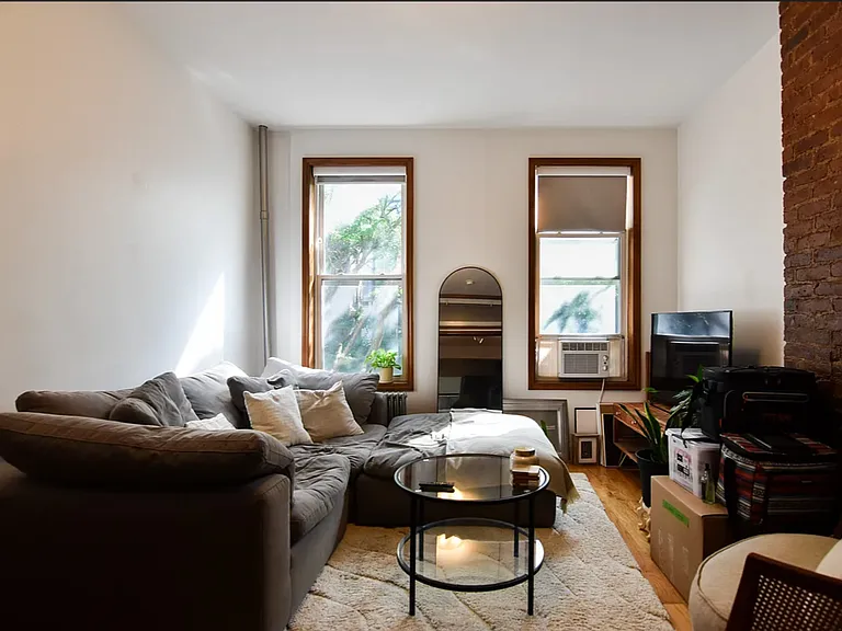 255 N 8th St #2L — Photo 2