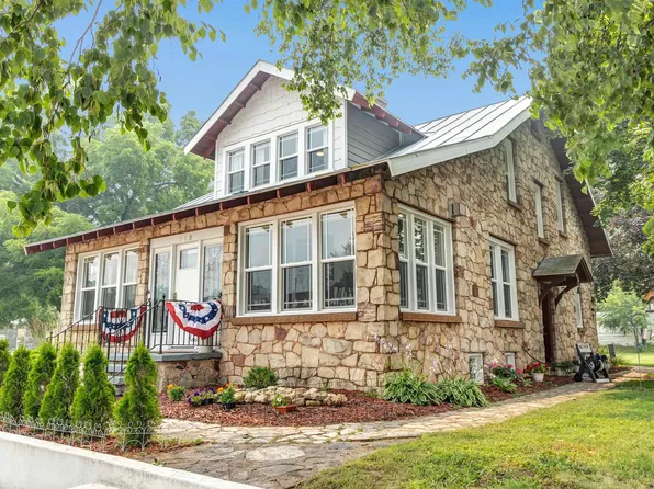 109 E Wisconsin St, Weyauwega, WI 54983