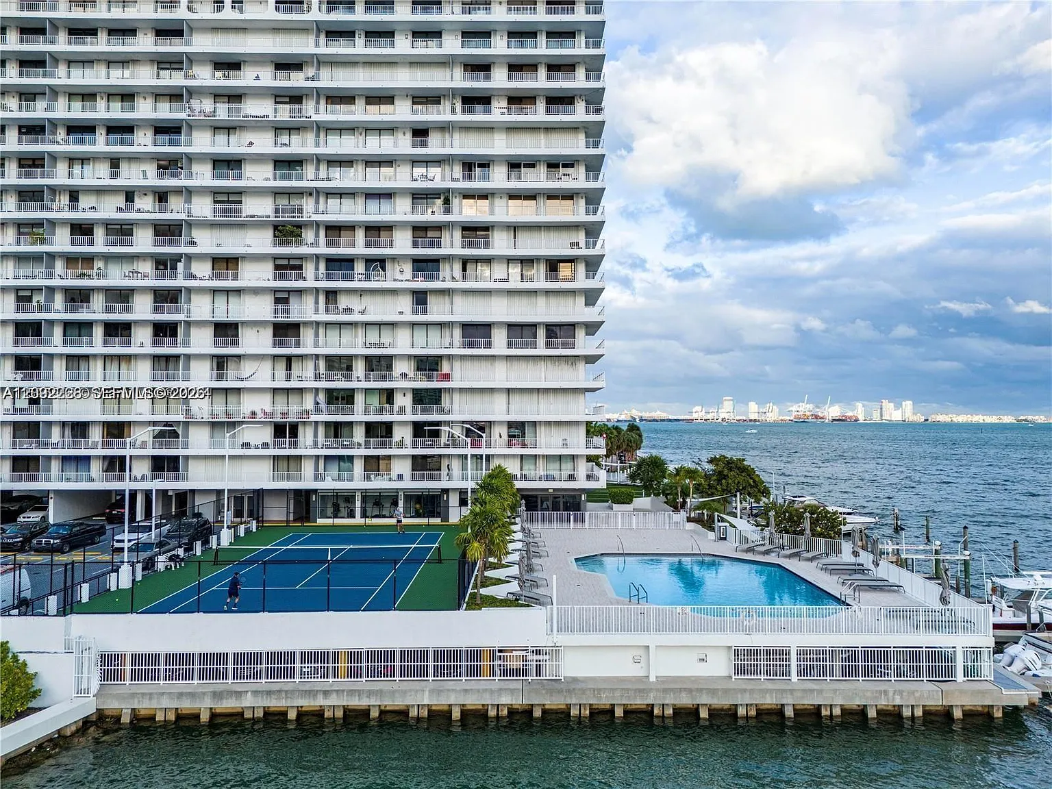Brickell Harbour Condo — Photo 2
