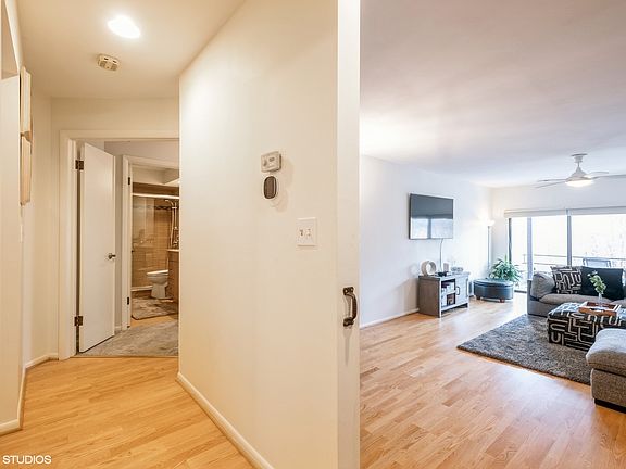 3rd image of 1027 Deerfield Pl #1