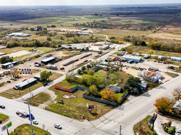 1843 Water St, Gonzales, TX 78629