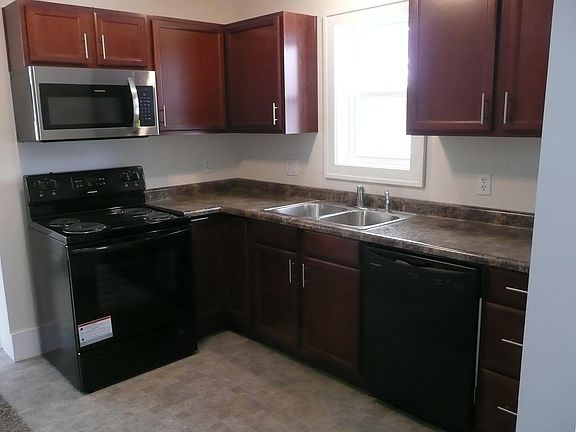 3rd image of 924 Miner St