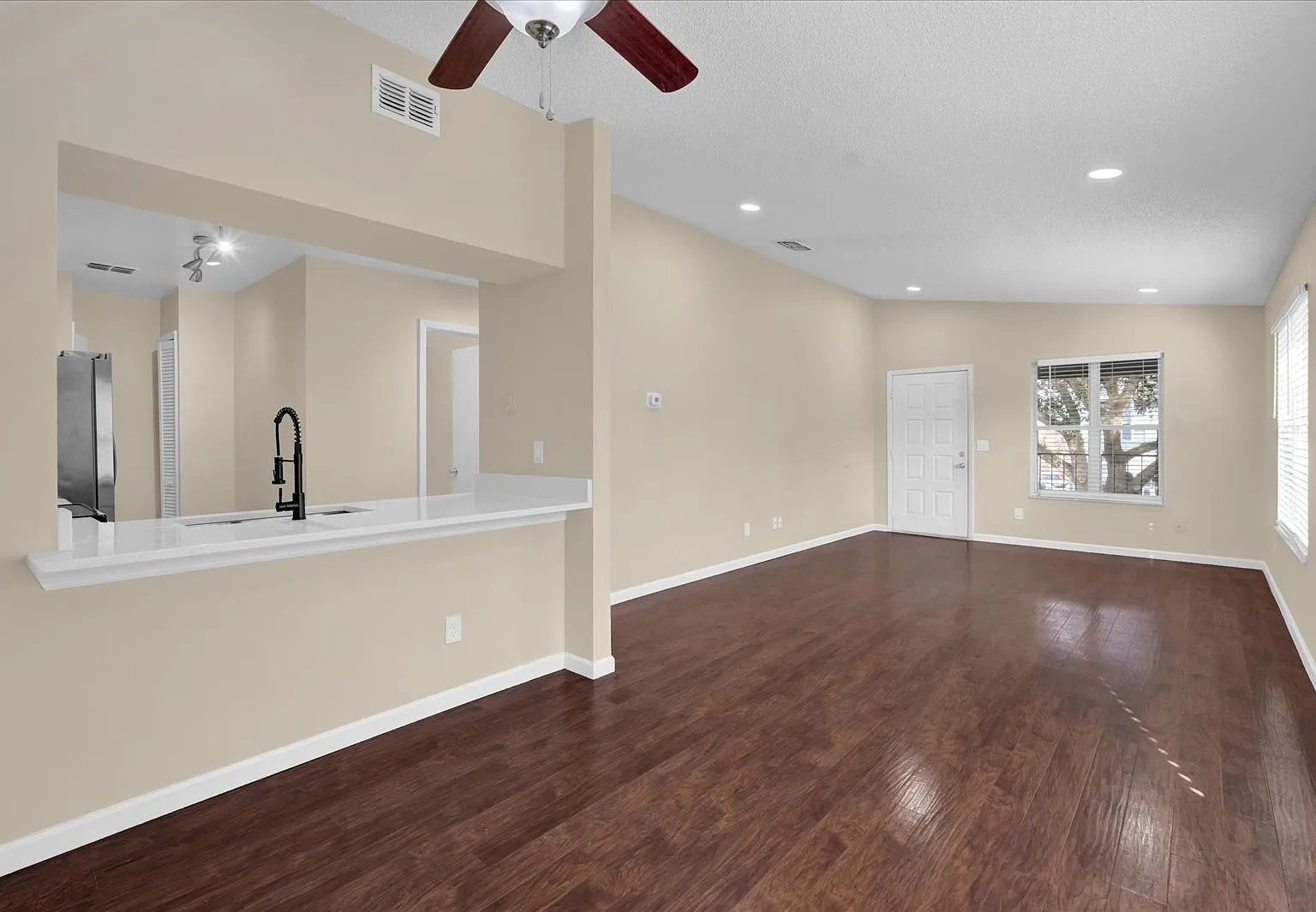 2 bed, 912 sqft, $1,599 — Photo 2