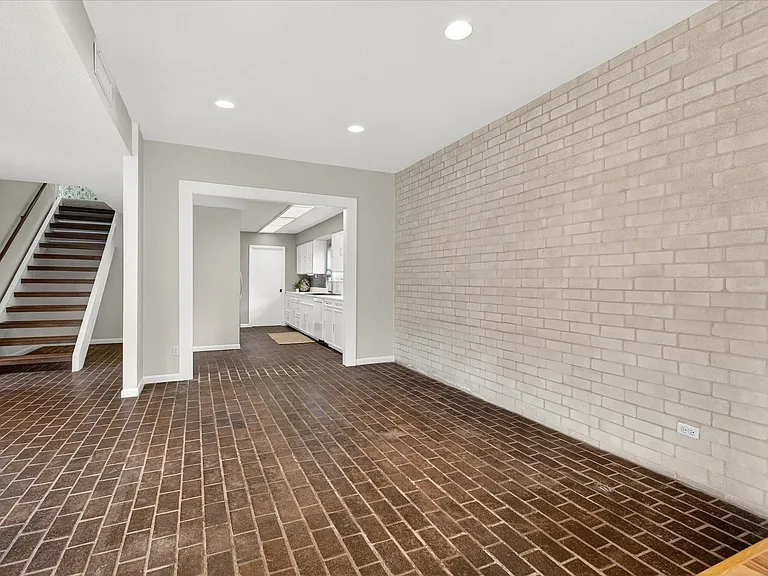 147 Valley Dr — Photo 15