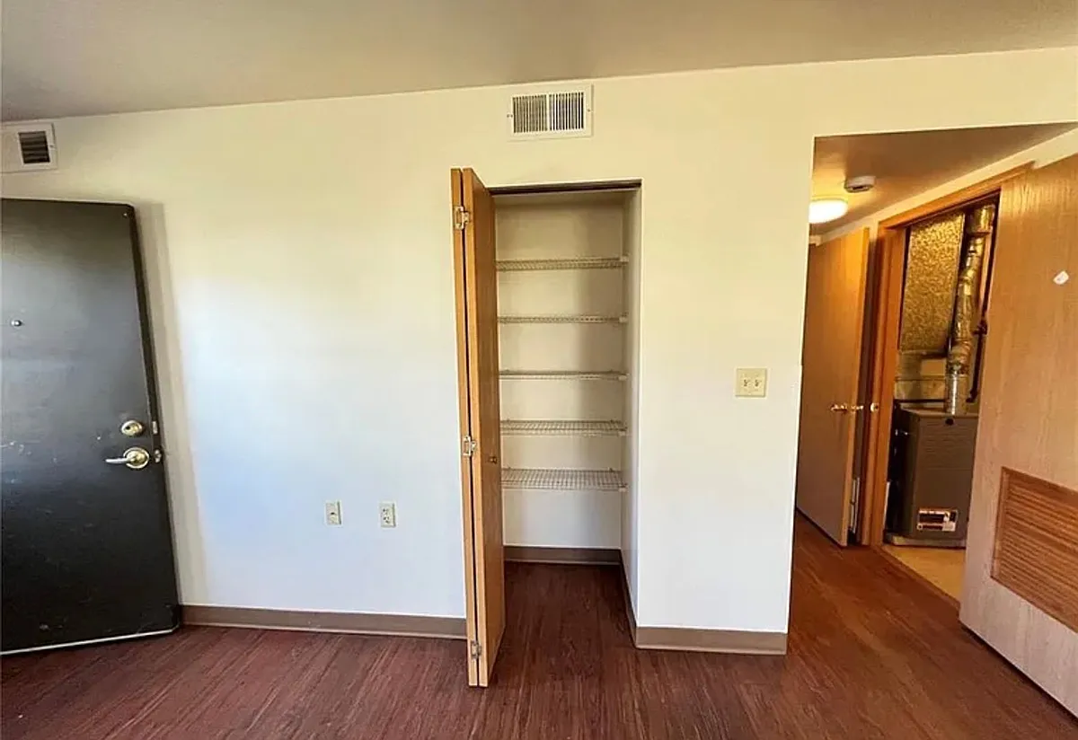 Building Photo - 404 E Maple St #31