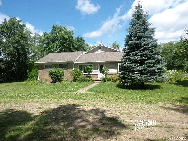 1490 W Maple Rd photo 1